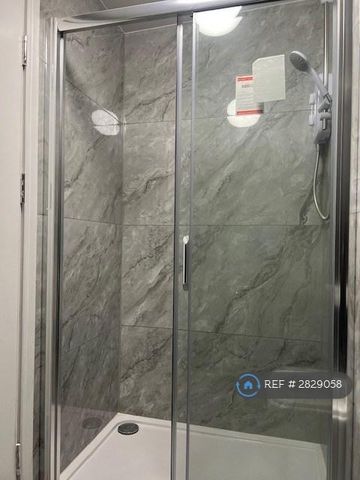 1 bedroom in a flat share to rent - Photo 5