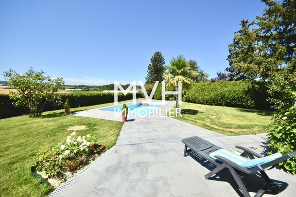 Architect-designed 9-room furnished villa in a green setting - Photo 1