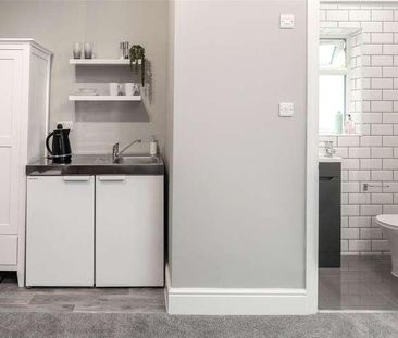 Flat B, St. Michaels Road, Aldershot, Hampshire, GU12 - Photo 4