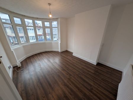 3 Bed Terraced House, Meadway, IG3 - Photo 4