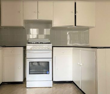 Minutes walk to Station & Shops!! - Photo 3