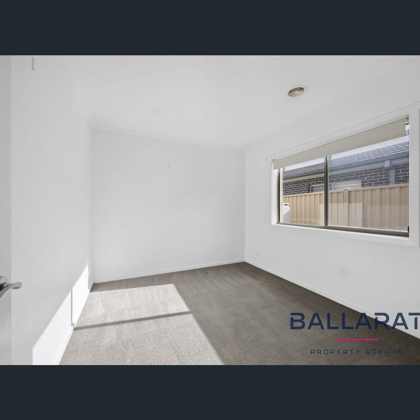12 Moseley St, Alfredton, Vic 3350 - Photo 1