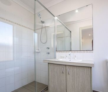 Beautifully presented home in convenient location - Photo 1