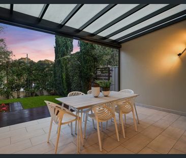 Modern Three Bedroom Home - Private Inspections Welcome - Photo 3