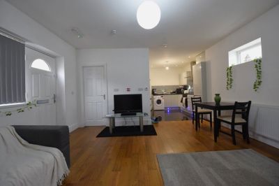 2 bedroom Flat in Kelso Street, Leeds - Photo 1