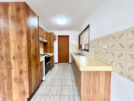 2 Bedroom townhouse located in the heart of Toukley! - Photo 5