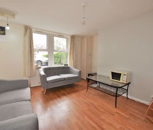 3 bedroom Flat in Hollybank, Leeds - Photo 5