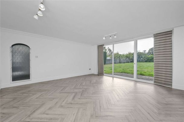 A well presented four bedroom detached bungalow situated 1 mile from Bookham station. - Photo 1