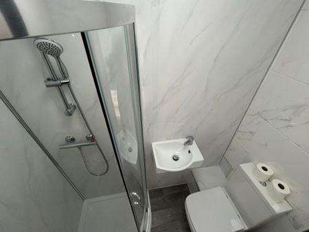 1 bedroom in a house share to rent - Photo 2