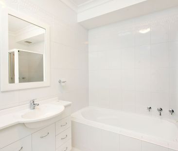 STUNNING THREE BEDROOM TOWNHOUSE - Photo 5