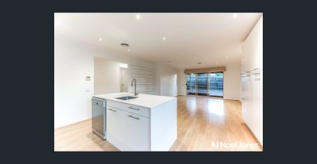 Beautifully Renovated Unit In Prime Position - Photo 4