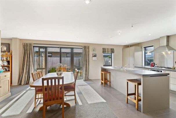 Easy care three bedrooms modern house - Photo 1