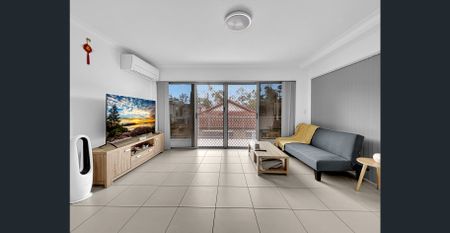 Charming Coastal Apartment - Photo 3