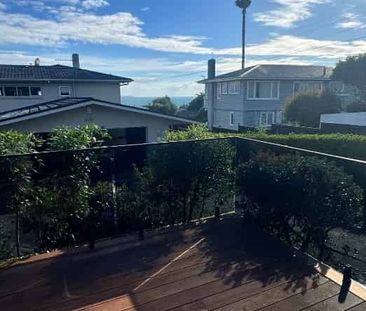 Spacious 3-Bedroom Family Home in Sought-After Mairangi Bay - Photo 2