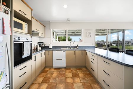 This modern four-bedroom, two-bathroom home offers the perfect blend of comfort and convenience. - Photo 4