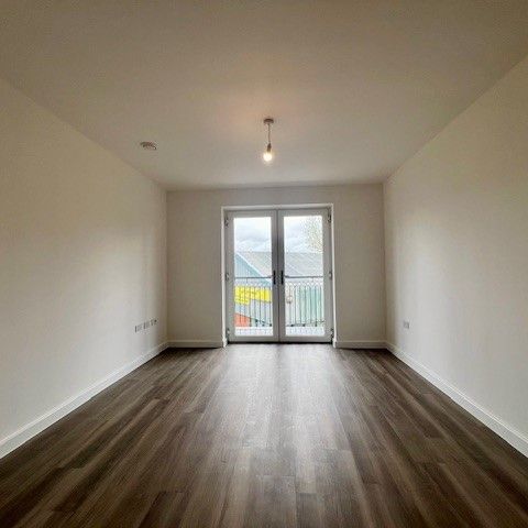 Nightingale Walk, Farnham, Surrey, GU9 - Photo 1