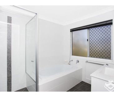 3 BED, A/C, MINUTES TO GATEWAY Large living space unit, gas cooktop... - Photo 6