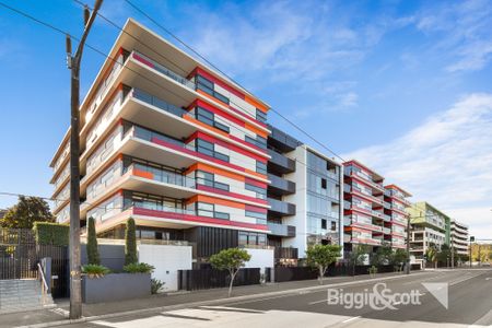 LIGHT, BRIGHT AND CENTRALLY LOCATED ONE BEDROOM APARTMENT WITH BALCONY AND PARKING! - Photo 2
