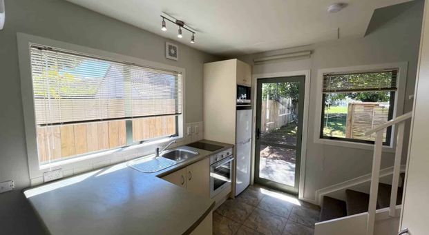 Sunny 1 Bedroom Home! - Photo 1