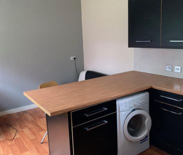 1 bedroom in a house share to rent - Photo 2
