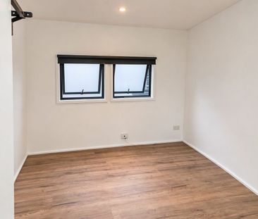 LOFT STYLE WAREHOUSE LIVING NEAR CAMPDERDOWN COMMONS - Photo 1
