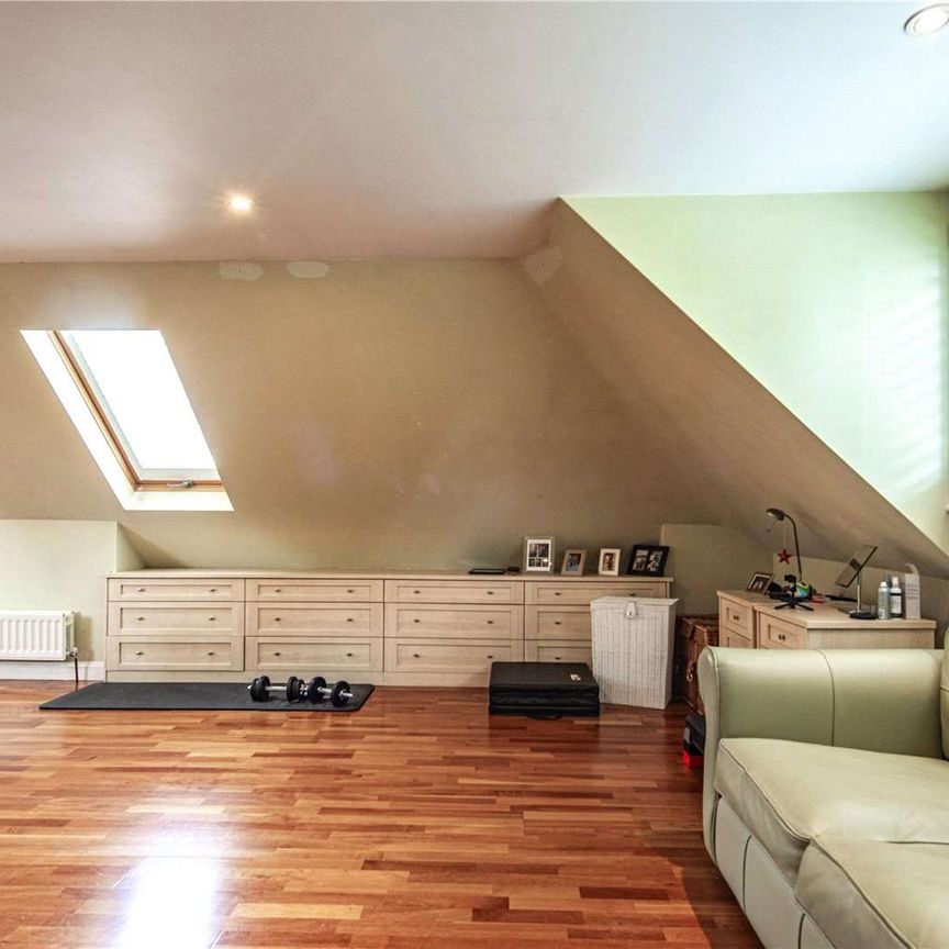 A superb family home in a private position with beautifully landscaped gardens - Photo 1