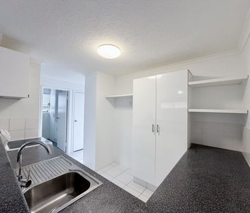 Top-Floor Apartment Opposite the Broadwater – Freshly Updated & Rea... - Photo 4