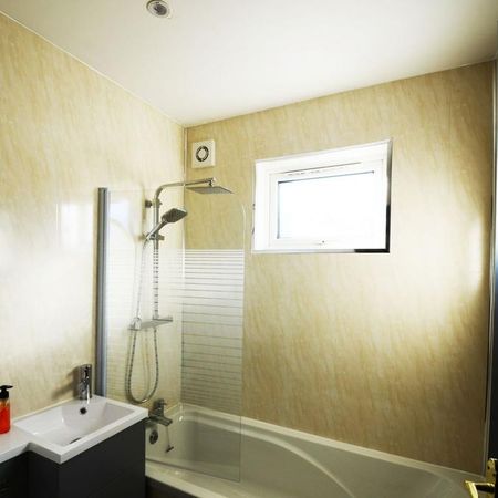 4 bedroom house of multiple occupation to rent - Photo 3