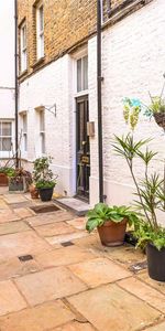 A beautiful apartment set in this picturesque setting in a pedestrian side street off Kinnerton Street and in the heart of North Belgravia. - Photo 4