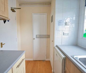 3 bedroom flat to rent - Photo 4