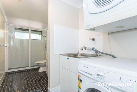 2 Bedroom, 2 Bathroom Modern look Unit! - Photo 2