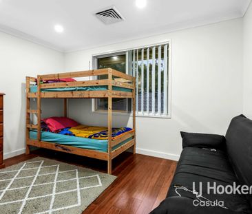 Impressive 5 Bedroom / 4 Living Zone Residence - Photo 4