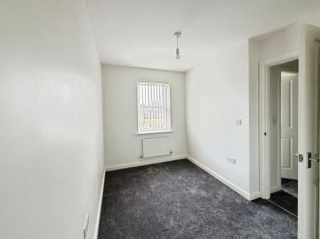 2 bedroom Semi-detached house To Let - Photo 4