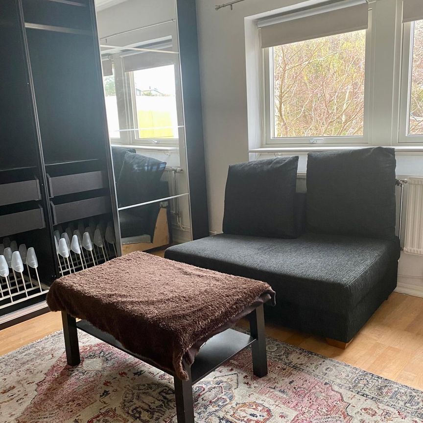 Körsbärsgatan, Älta - Photo 1