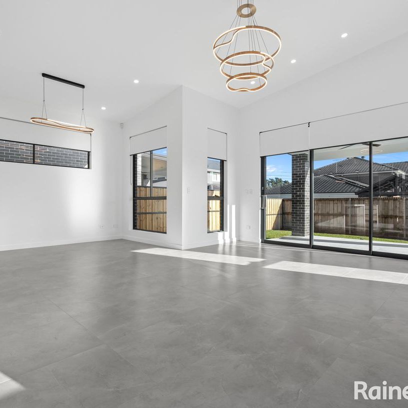 Elegant 5-Bedroom Double Storey Home in Gledswood Hills - Photo 1