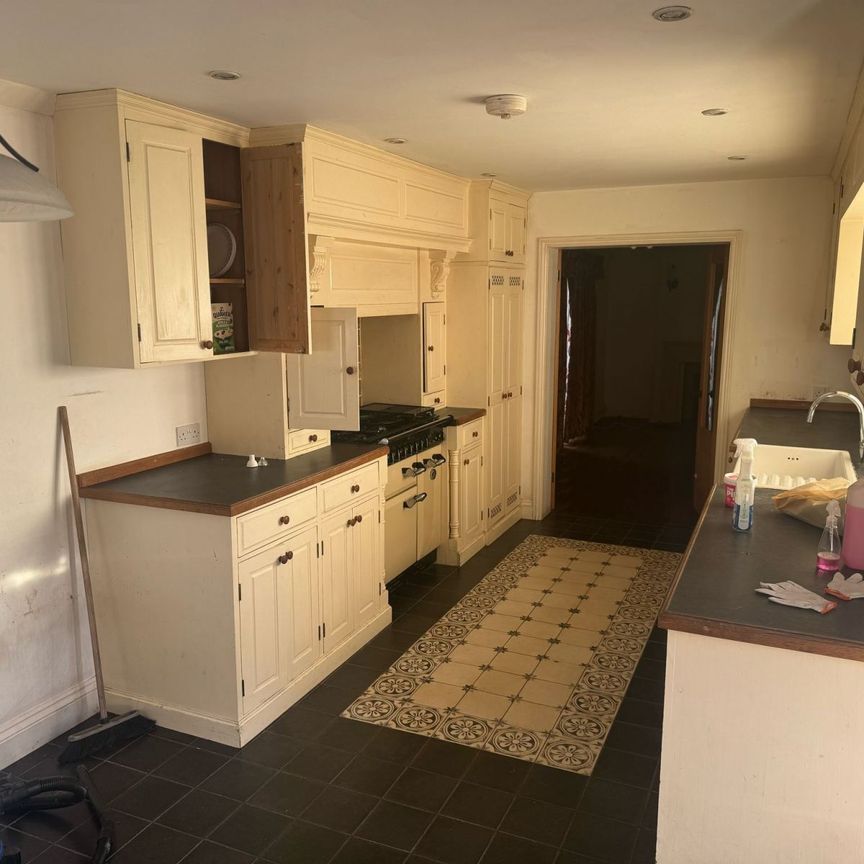 Three bedroom bangalow with massive land- £3000 - Photo 1