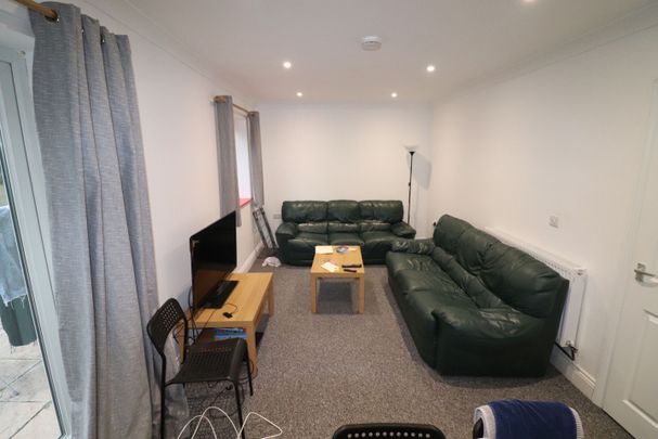 6 Bed Semi-Detached House, Arnold Road, SO17 - Photo 1