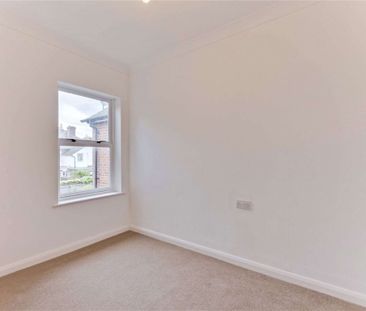 A two bedroom mid-terraced property located in the centre Guildford. - Photo 2