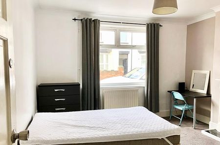 4 bedroom terraced house to rent - Photo 5