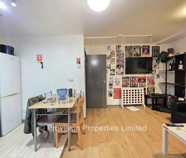 3 Bedroom Flat, Hyde Park, Leeds - Photo 3