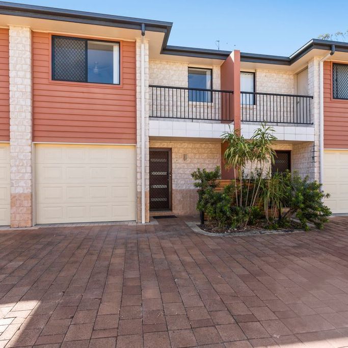 Modern Townhouse with Air Conditioning! - Photo 1