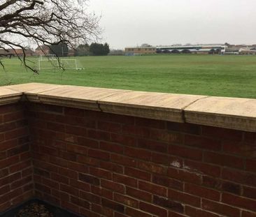 3 bedroom terraced house to rent - Photo 6