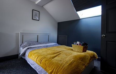 Room in a Shared House, Strawberry Hill, M6 - Photo 4