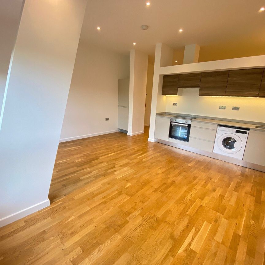 High Road, Broxbourne - Photo 1