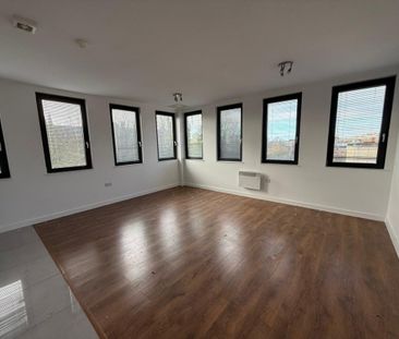 PETERBOROUGH - Photo 1