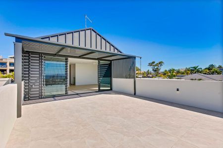 Luxurious Top Floor Unit with Terrace, Ocean Views. Water and Electricity Included! - Photo 2