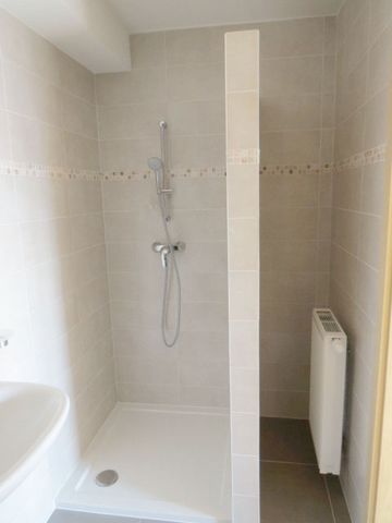 Sur les hauteurs d’Andenne (Seilles), au coeur d’un clos paisible, cosy appartement 1 chambre au 3e étage avec terrasse libre dès le 15/10/2026 ! Loué avec sa cave en sous-sol et son emplacement de parking extérieur. - Foto 3