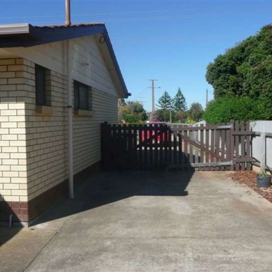 Neat and Tidy 3 Bedroom Home - Photo 1