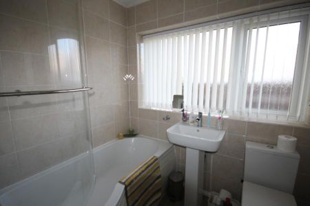 3 bedroom semi-detached house to rent - Photo 2