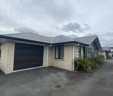 Modern Three-Bedroom Apartment – Prime Dinsdale Location - Photo 4